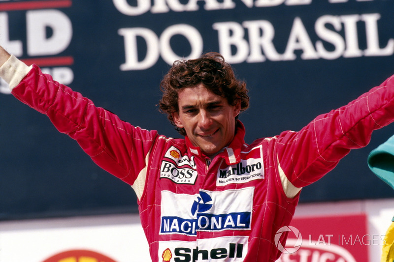 Podio: ganador de la carrera Ayrton Senna, McLaren