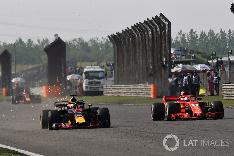 Daniel Ricciardo, Red Bull Racing RB14 lotta con Sebastian Vettel, Ferrari SF71H