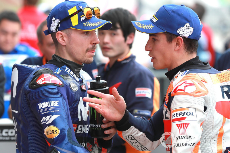 Márquez justificando bloqueio em Viñales no Q2: "Eu estava saindo do box, e eu não esperava que alguém estivesse vindo atrás de mim. Só que de repente ouvi um motor. Estava olhando mais para Iannone do que para quem vinha atrás. Eu ouvi o motor e fui rápid