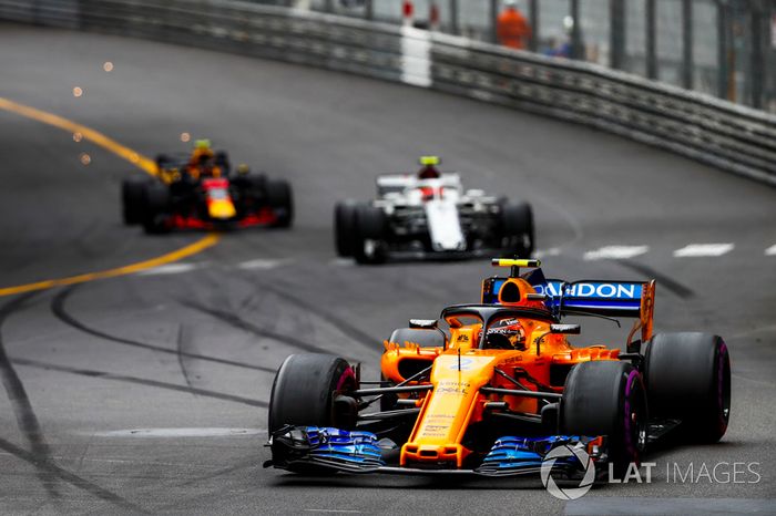 Stoffel Vandoorne, McLaren MCL33, Charles Leclerc, Sauber C37, y Max Verstappen, Red Bull Racing RB14