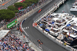 Daniel Ricciardo, Red Bull Racing RB14 voor Sebastian Vettel, Ferrari SF71H