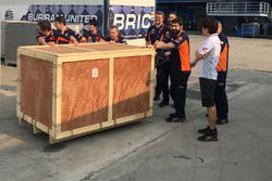 Marc Márquez, Repsol Honda Team recibe un regalo de cumpleaños de parte de su equipo
