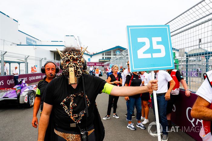 Un miembro del equipo de Jean-Eric Vergne, Techeetah, vestido de manera especial para la última carrera