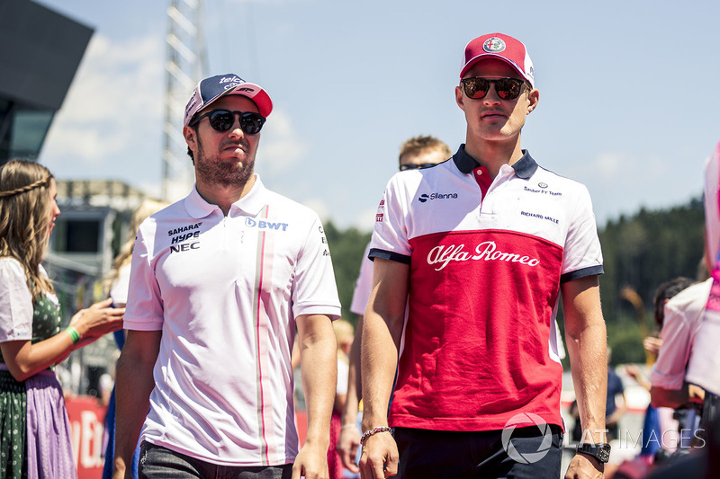 Sergio Perez, Force India et Marcus Ericsson, Sauber lors de la parade des pilotes