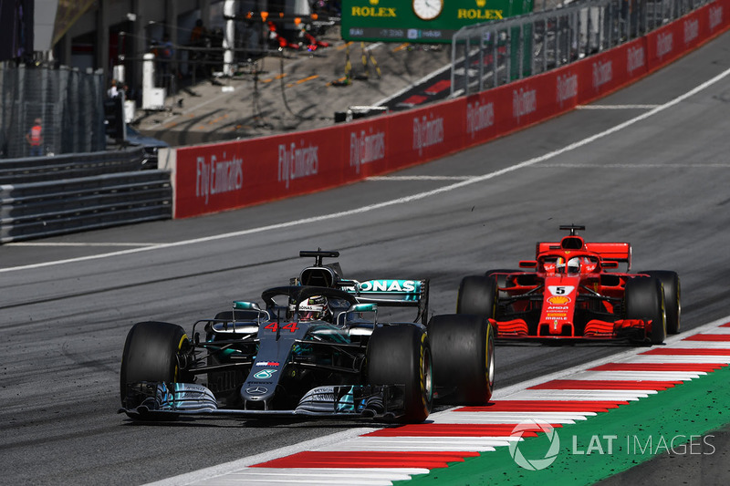 Lewis Hamilton, Mercedes-AMG F1 W09 devant Sebastian Vettel, Ferrari SF71H