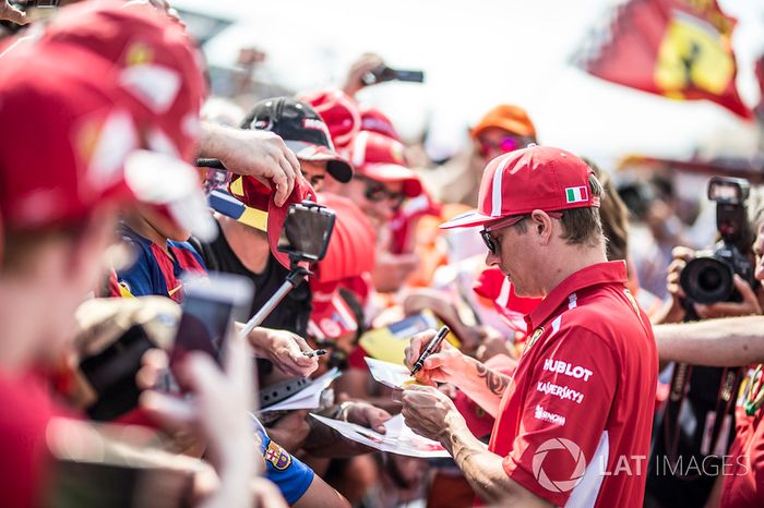Kimi Raikkonen, Ferrari, firma autógrafos a los aficionados