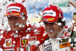 Podium : le vainqueur Kimi Raikkonen, Ferrari F2007 et le troisième Fernando Alonso, McLaren MP4-22