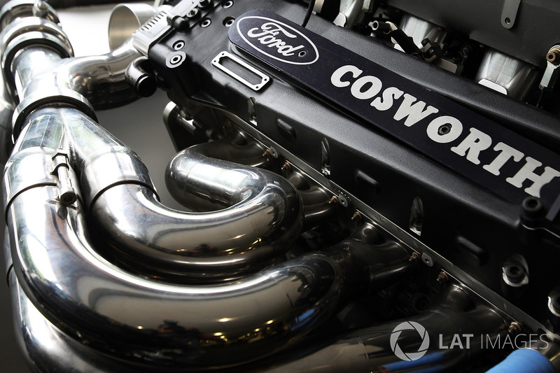 Un motore Cosworth alla fabbrica della Cosworth a Northampton