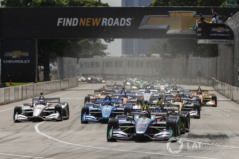 Alexander Rossi, Andretti Autosport Honda leads at the start