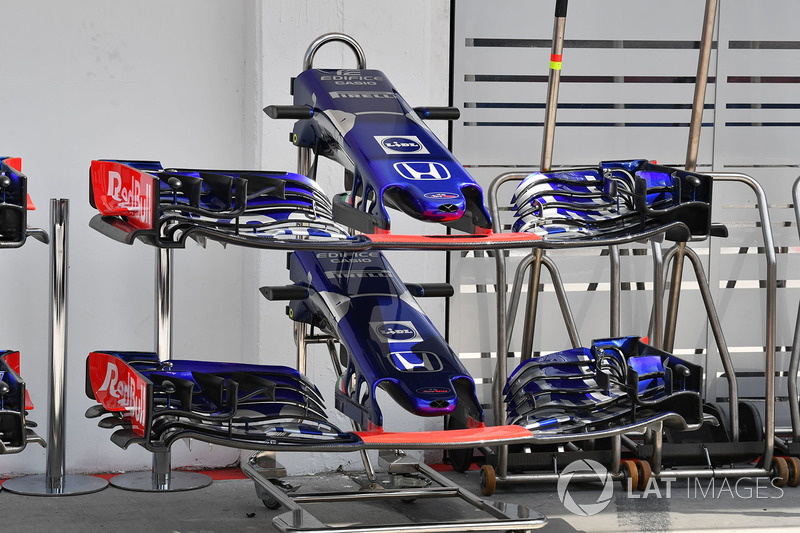 Hidung dan sayap depan Scuderia Toro Rosso STR13