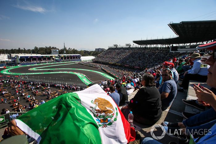 Fans en las tribunas ven a Kevin Magnussen, Haas F1 Team VF-17