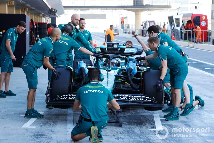 Mechanics push Felipe Drugovich, Aston Martin AMR24