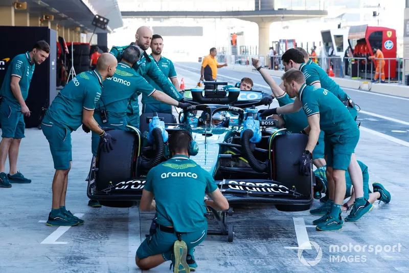 Los mecánicos empujan a Felipe Drugovich, Aston Martin AMR24