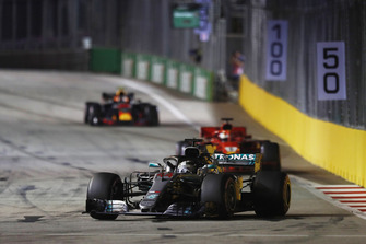 Lewis Hamilton, Mercedes AMG F1 W09 EQ Power+, ve Sebastian Vettel, Ferrari SF71H, ve Max Verstappen, Red Bull Racing RB14