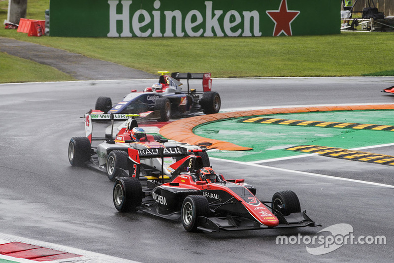 Laaksonen, ici à l'attaque sur Mazepin, a réalisé sa plus belle performance en GP3