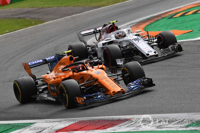 Stoffel Vandoorne, McLaren MCL33 y Charles Leclerc, Sauber C37 