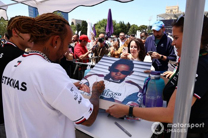 George Russell, Mercedes-AMG, Lewis Hamilton, Mercedes-AMG firmando autógrafos