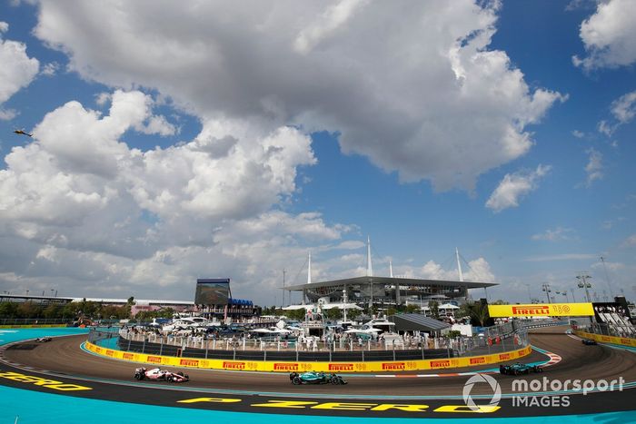 Lance Stroll, Aston Martin AMR22, Sebastian Vettel, Aston Martin AMR22, Kevin Magnussen, Haas VF-22