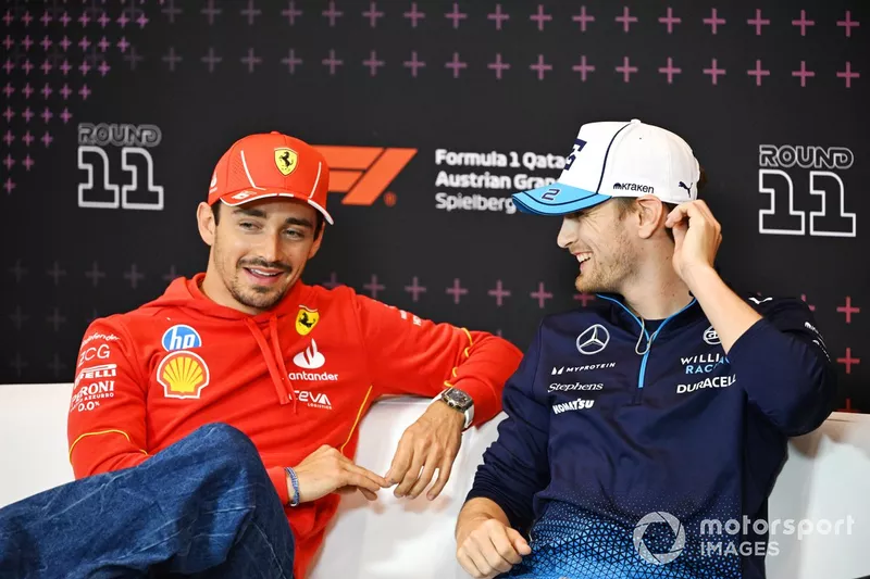 Charles Leclerc, Scuderia Ferrari, discute avec Logan Sargeant, Williams Racing