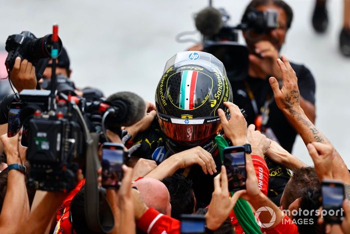 Charles Leclerc, Scuderia Ferrari, 1ª posición, salta en brazos de su equipo en Parc Ferme 