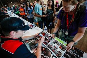 Josef Newgarden, Team Penske Chevrolet, Sesión de autógrafos 