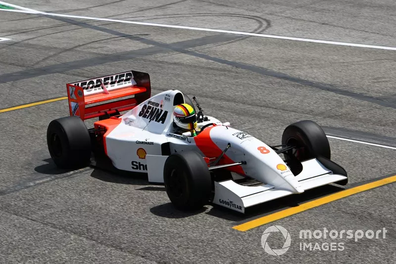 Sebastian Vettel conduit la McLaren MP4/8 d'Ayrton Senna