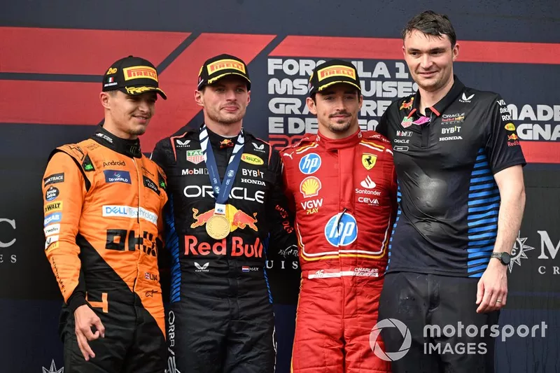 Lando Norris, McLaren F1 Team, 2e position, Max Verstappen, Red Bull Racing, 1re position, Charles Leclerc, Scuderia Ferrari, 3e position, montent sur le podium pour la cérémonie du podium.