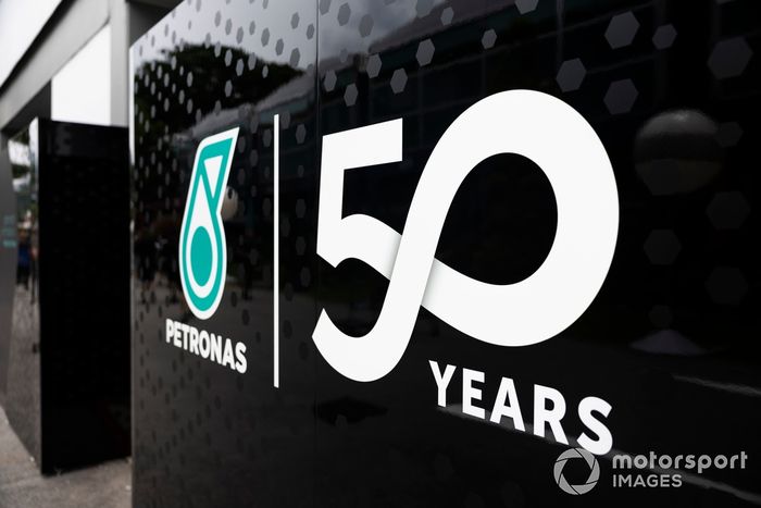 Un logotipo para celebrar los 50 años de Petronas