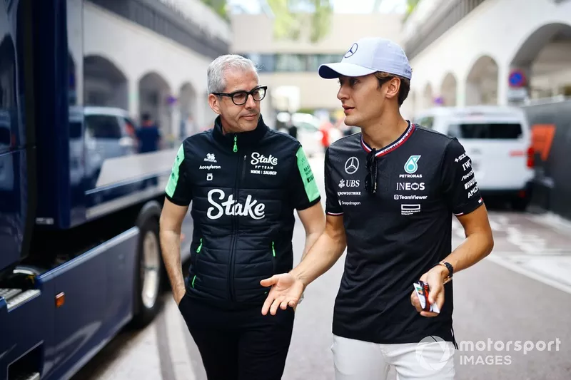 Alessandro Alunni Bravi, représentant de l'équipe, Stake F1 Team Kick Sauber, George Russell, Mercedes-AMG F1 Team