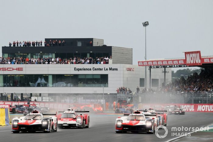 Arrancadas. #8 Toyota Gazoo Racing Toyota GR010 - Hybrid Hypercar, Sebastien Buemi, Kazuki Nakajima, Brendon Hartley #7 Toyota Gazoo Racing Toyota GR010 - Hybrid Hypercar, Mike Conway, Kamui Kobayashi, José María López