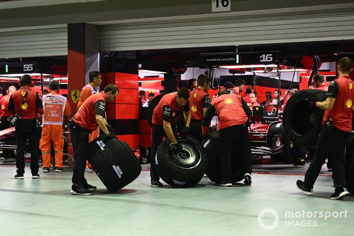 El equipo de boxes de Ferrari con los neumáticos