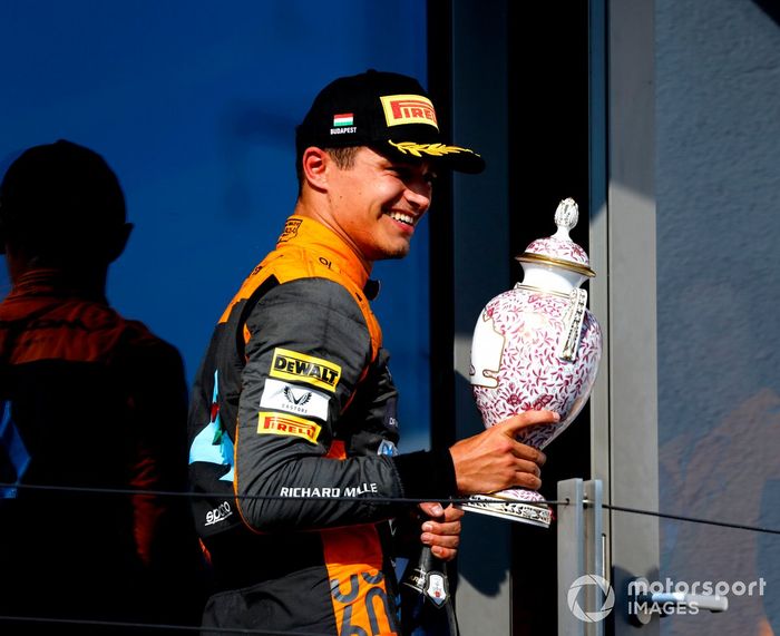 Lando Norris, McLaren, 2ª posición, abandona el podio con su trofeo