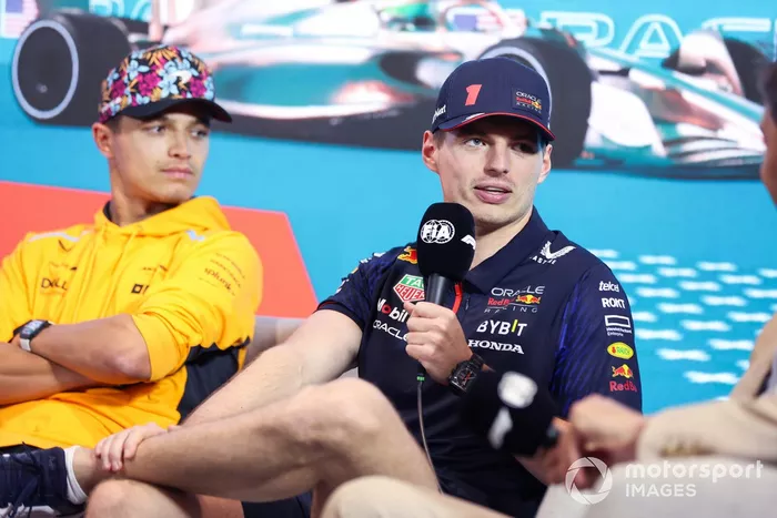 Lando Norris, McLaren y Max Verstappen, Red Bull Racing en la rueda de prensa del Gran Premio de Miami.