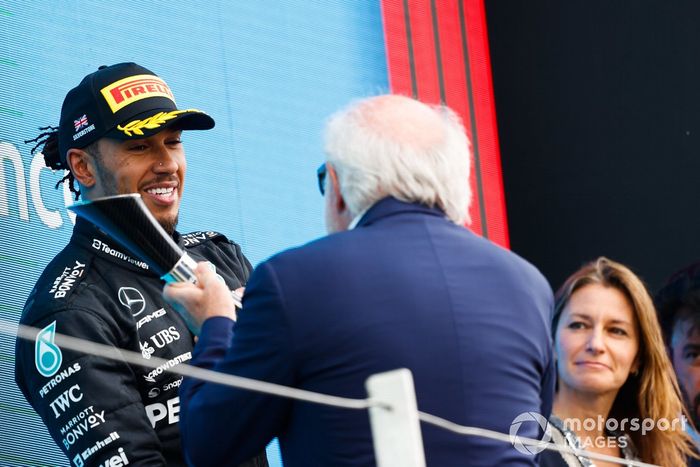 Lewis Hamilton, Mercedes-AMG, 3ª posición, recibe su trofeo de manos de David Richards