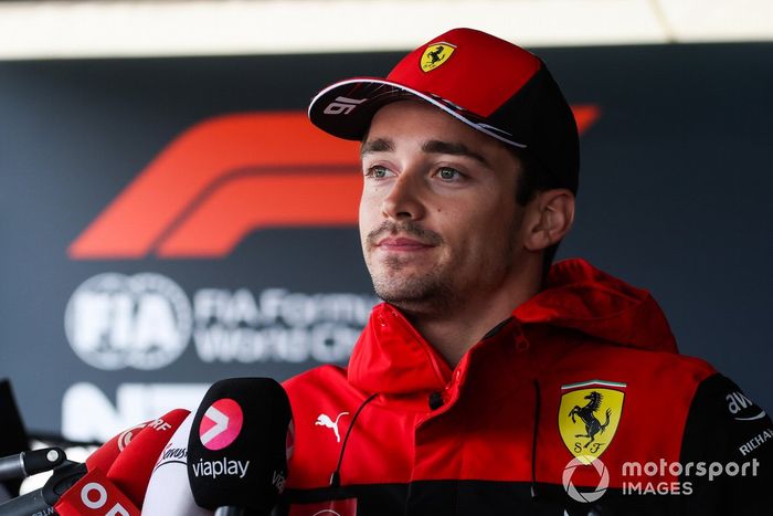 Charles Leclerc, Ferrari, habla con los medios de comunicación