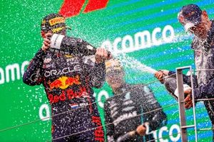 Le vainqueur Max Verstappen, Red Bull Racing, fête avec le Champagne sur le podium