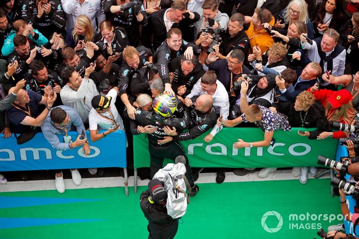 Lewis Hamilton, Mercedes-AMG, 2ª posición, celebra con su equipo su llegada al Parc Ferme