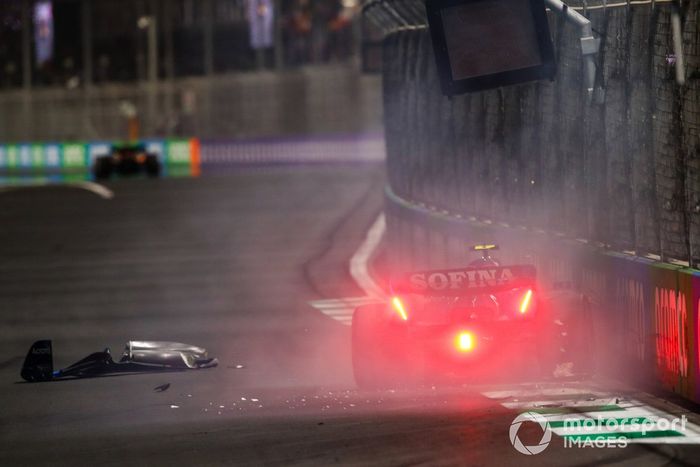 Nicholas Latifi, Williams FW44, se retira tras chocar con el muro