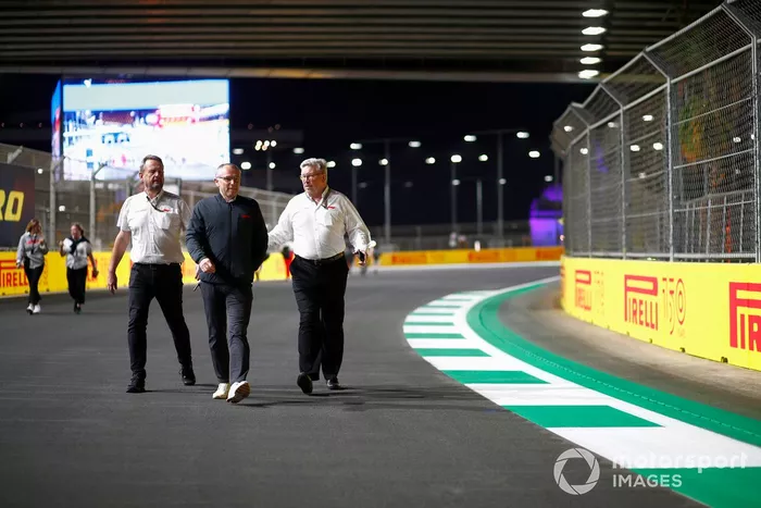 Stefano Domenicali, director general de la Fórmula 1, y Ross Brawn, director general de deportes de motor, de la FOM, en la pista 