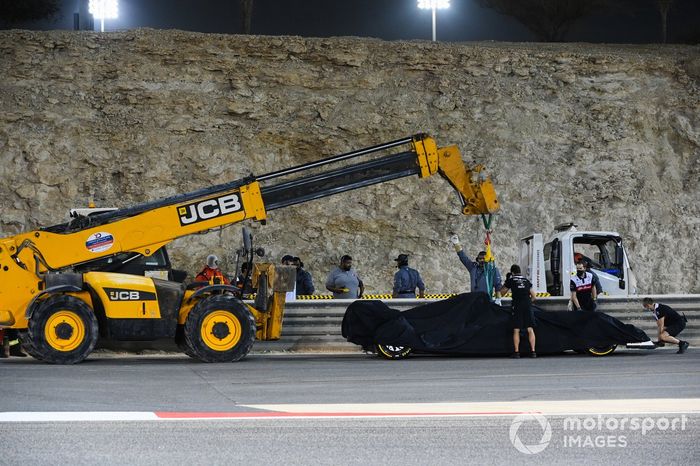 Oficiales de pista retiran el coche de Valtteri Bottas, Alfa Romeo C42
