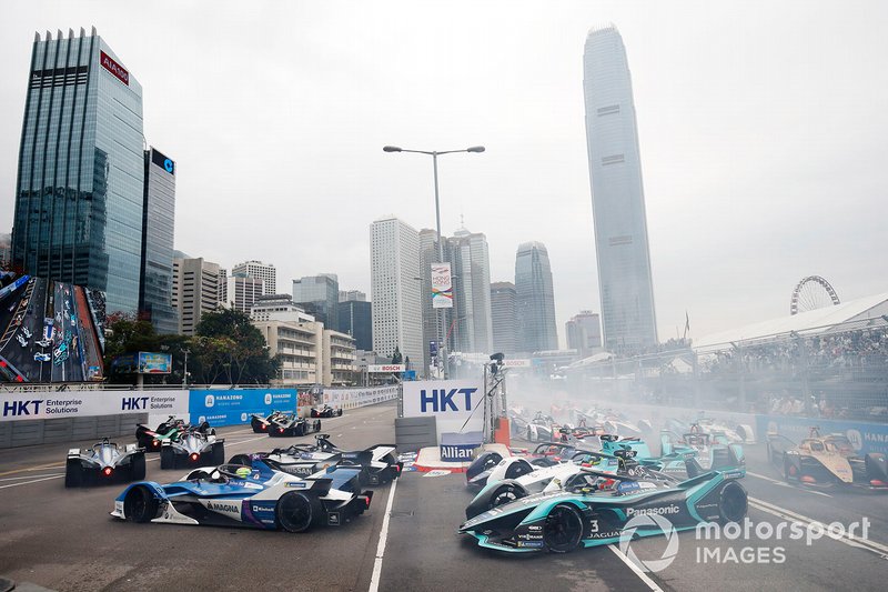 Sébastien Buemi, Nissan e.Dams, Nissan IMO1, Alexander Sims, BMW I Andretti Motorsports, BMW iFE.18 delante de Nelson Piquet Jr., Panasonic Jaguar Racing, Jaguar I-Type 3.