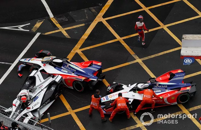 Felipe Nasr, Dragon Racing sale de su auto dañado Penske EV-3 mientras los oficiales intentan mover los M5 Electro de Pascal Wehrlein, Mahindra Racing, Jérôme d'Ambrosio, Mahindra Racing 