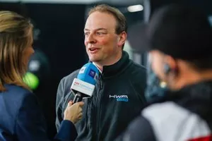 TV Presenter Nicki Shields met Ulrich Fritz, CEO van HWA AG 