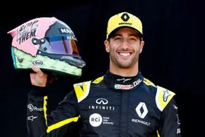 Daniel Ricciardo, Renault F1 Team, avec son casque