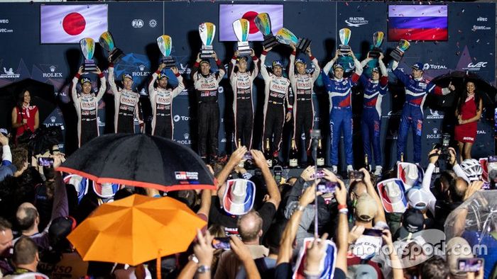 Podio: #8 Toyota Gazoo Racing Toyota TS050: Sébastien Buemi, Kazuki Nakajima, Fernando Alonso, #7 Toyota Gazoo Racing Toyota TS050: Mike Conway, Kamui Kobayashi, Jose Maria Lopez, #11 SMP Racing BR Engineering BR1: Mikhail Aleshin, Vitaly Petrov, Brandon Hartley