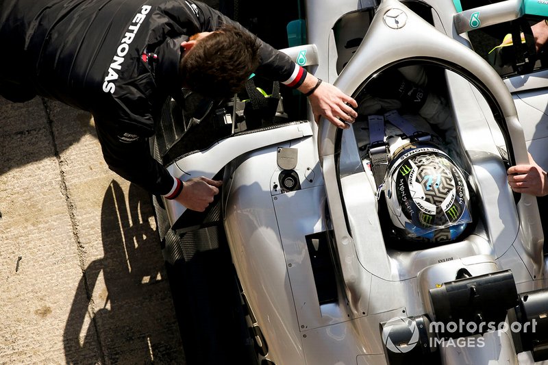 Valtteri Bottas, Mercedes AMG F1, stops in his pit