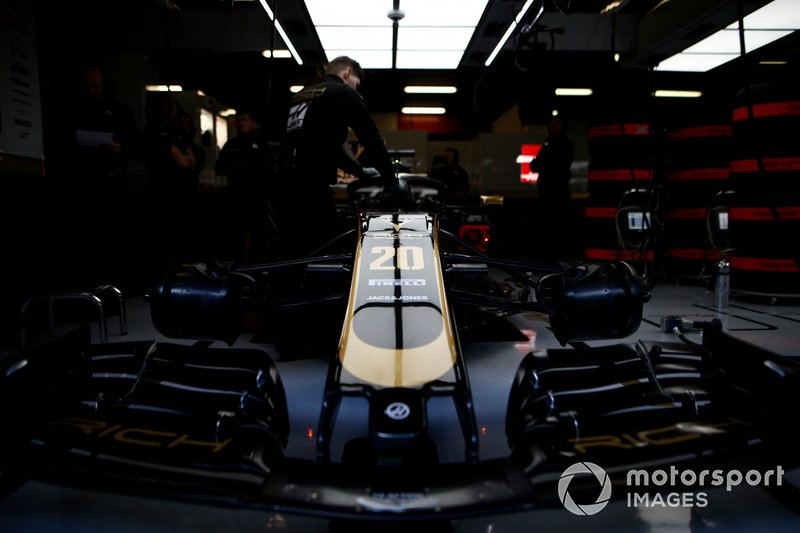 Haas VF-19 dans le garage
