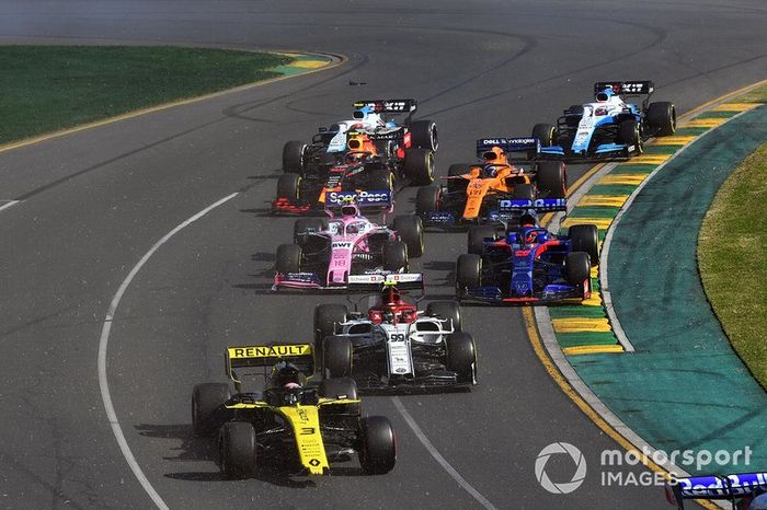 Daniel Ricciardo, Renault F1 Team R.S.19, con l'ala rotta, davanti ad Antonio Giovinazzi, Alfa Romeo Racing C38, Daniil Kvyat, Toro Rosso STR14, Lance Stroll, Racing Point RP19, Carlos Sainz Jr., McLaren MCL34, Pierre Gasly, Red Bull Racing RB15, George Russell, Williams Racing FW42, e Robert Kubica, Williams FW42, alla partenza