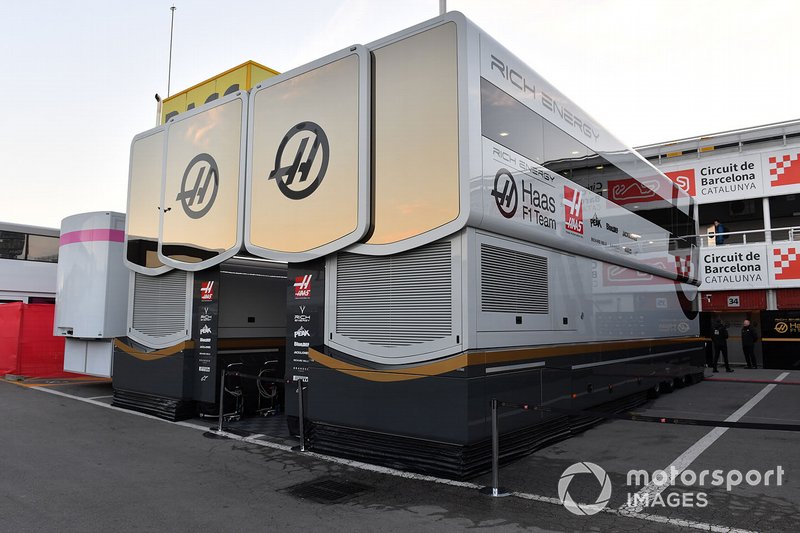 Трейлеры Haas F1 и помещения для инженеров
