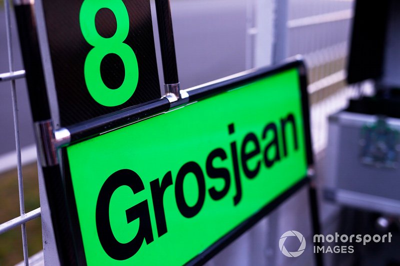 Le panneau de stand de Romain Grosjean, Haas F1 Team